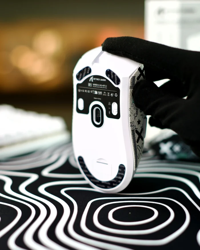 ⁦ATTACK SHARK R1 Wireless Gaming Mouse - White⁩ - الصورة ⁦3⁩