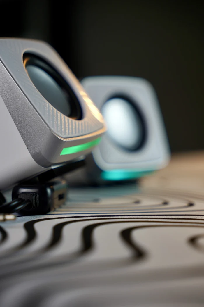 White Speakers, wired - Image 3